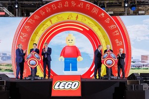 Phó thủ tướng Mai Văn Chính cùng lãnh đạo tỉnh Bình Dương và lãnh đạo Tập đoàn LEGO thực hiện nghi thức khánh thành dự án