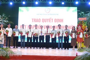 Lãnh đạo tỉnh và Hiệp hội Du lịch tỉnh Bến Tre chúc mừng và trao quyết định kết nạp hội viên mới vào Hiệp hội Du lịch Bến Tre năm 2025