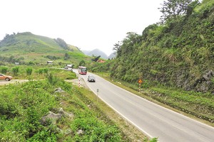 Một đoạn Quốc lộ 6 qua Mộc Châu - Sơn La (Ảnh: Internet). 