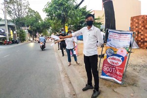 Môi giới bất động sản “dàn hàng” rao bán đất tái định cư.