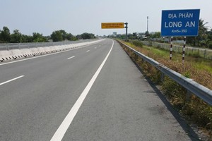 Một đoạn tuyến cao tốc Bến Lức - Long Thành chuẩn bị đưa vào khai thác. 