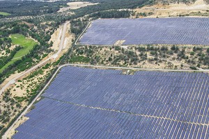 Khung giá phát điện với điện mặt trời lần này có tính đến hệ thống pin tích trữ và được phân chia theo 3 miền. Ảnh: Đức Thanh 