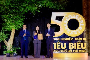 Bà Nguyễn Trình Thuỳ Trang, Phó tổng giám đốc Coteccons, đại diện doanh nghiệp nhận giải thưởng