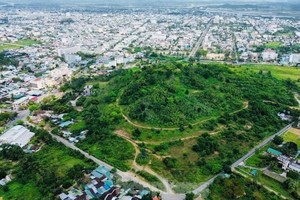 Núi Thiên Bút nằm ở trung tâm thành phố, là một trong 12 thắng cảnh của tỉnh Quảng Ngãi. 