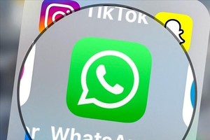 Biểu tượng ứng dụng WhatsApp trên màn hình máy tính bảng tại Lille, Pháp. Ảnh: AFP/TTXVN