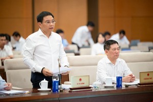 Bộ trưởng Bộ Tài chính Nguyễn Văn Thắng báo cáo tại phiên họp.