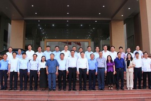 Lãnh đạo 2 tỉnh Quảng Bình- Quảng Trị cùng các Uỷ viên Ban thường vụ Tỉnh uỷ 2 tỉnh chụp ảnh lưu niệm sau hội nghị.