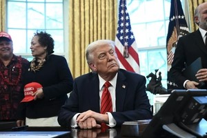 Tổng thống Mỹ Donald Trump và Bộ trưởng Thương mại Howard Lutnick (phải) tại buổi ký tuyên bố mở rộng quyền đánh bắt tại các đảo Thái Bình Dương, diễn ra ở Phòng Bầu dục của Nhà Trắng vào ngày 17/4/2025. Ảnh: AFP