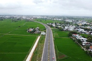 Dự án Tuyến đường kết nối từ trung tâm thị xã An Nhơn đến đường ven biển phía Tây đầm Thị Nại vừa được khánh thành. Ảnh: D.C.