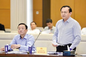 Đại diện Ban Soạn thảo, Thứ trưởng Bộ Tài chính Lê Tấn Cận tiếp thu các ý kiến tại phiên thẩm tra. Ảnh: H.L