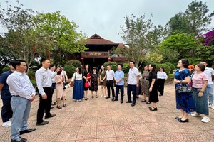 Đoàn đại biểu khảo sát Khu du lịch Mộc Lâm Viên, huyện Chương Mỹ. Ảnh: Hồng Hạnh.