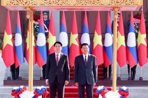 Tổng Bí thư, Chủ tịch nước Lào Thongloun Sisoulith chủ trì trọng thể lễ đón chính thức Chủ tịch nước Lương Cường theo nghi thức cao nhất dành cho nguyên thủ quốc gia. Ảnh: TTXVN