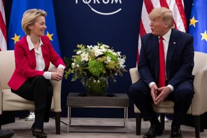 Chủ tịch Ủy ban châu Âu (EC) Ursula von der Leyen (trái) trong cuộc gặp Tổng thống Mỹ Donald Trump tại Davos, Thuỵ Sĩ, ngày 21/1/2020. Ảnh: AP/TTXVN