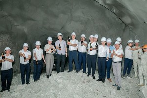 Lãnh đạo Tập đoàn Đèo Cả và Ban quản lý dự án 2 (Bộ Xây dựng) - chủ đầu tư Dự án thành phần Quảng Ngãi - Hoài Nhơn chúc mừng nhánh phải hầm 3 được đào thông.