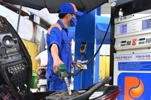 Nhà chức trách sẽ lùi thời gian điều hành giá xăng dầu sang ngày 5/5/2025.