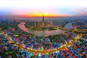 Khu đô thị Vinhomes (quận Bình Thạnh) soi bóng bên dòng sông Sài Gòn (Ảnh: Lê Toàn)