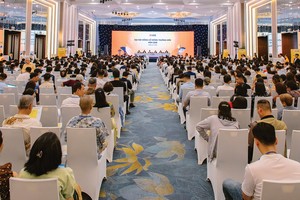 Đông đảo cổ đông tham dự đại hội cổ đông của SHB để tiếp cận thông tin từ lãnh đạo Ngân hàng