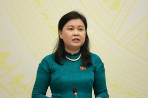  Phó Chủ nhiệm Ủy ban Pháp luật và Tư pháp Nguyễn Phương Thủy trả lời báo chí - Ảnh: Hạ Vy. 