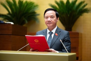 Phó chủ tịch Quốc hội Nguyễn Khắc Định trình bày tờ trình - Ảnh Hạ Vy. 