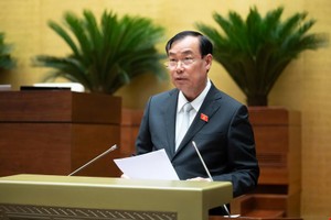 Chủ nhiệm Ủy ban Quốc phòng, An ninh và Đối ngoại của Quốc hội Lê Tấn Tới trình bày báo cáo thẩm tra.