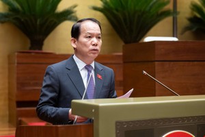 Chủ nhiệm Uỷ ban Pháp luật và Tư pháp Hoàng Thanh Tùng trình bày báo cáo thẩm tra.