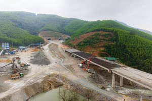Thi công Dự án cao tốc Bắc - Nam, đoạn Quảng Ngãi - Hoài Nhơn. 