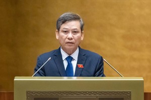 Chánh án Tòa án Nhân dân Tối cao Lê Minh Trí trình bày tờ trình dự án luật. 