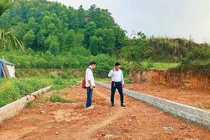 Một nhà đầu tư đi “săn” đất tại vùng ven Hà Nội. Ảnh: Trương Thanh 