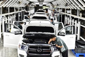 Công nhân làm việc trên dây chuyền lắp ráp xe ô tô tại khu công nghiệp kỹ thuật cao ở thành phố Nhật Chiếu, tỉnh Sơn Đông (Trung Quốc). Ảnh: THX/TTXVN
