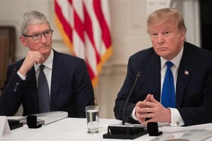 Tổng thống Mỹ Donald Trump (phải) trong cuộc gặp Giám đốc điều hành Apple Tim Cook (trái) tại Washington, DC. Ảnh: AFP/TTXVN