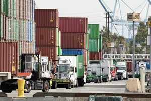 Cảng hàng hóa Los Angeles ở bang California, Mỹ. Ảnh: THX/TTXVN