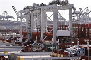 Quang cảnh cảng hàng hóa tại Los Angeles, California, Mỹ. Ảnh: THX/TTXVN