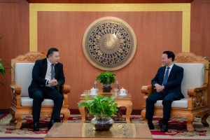 Ông Soopakij Chearavanont, Chủ tịch Tập đoàn C.P. (bìa trái) làm việc cùng Bộ trưởng Bộ Nông nghiệp và Môi trường Đỗ Đức Duy