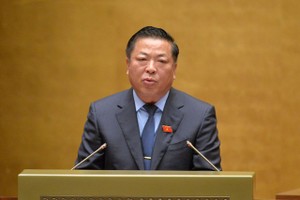 Bộ trưởng Bộ Xây dựng Trần Hồng Minh báo cáo Quốc hội. 