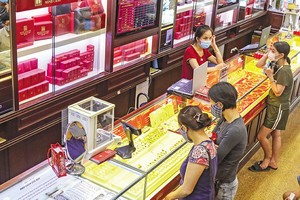 Việt Nam không phải là quốc gia duy nhất có sự chênh lệch giá vàng trong nước và thế giới. Ảnh: Đức Thanh 