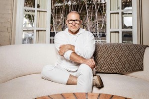 Jony Ive, cựu lãnh đạo cấp cao của Apple, cho biết mục tiêu hợp tác với OpenAI là tạo ra "những sản phẩm tuyệt vời nhằm nâng tầm nhân loại." Nguồn: The New York Times.