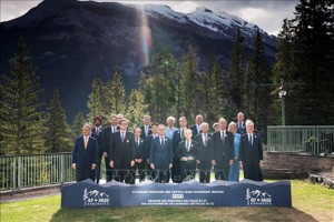 Các Bộ trưởng Tài chính và Thống đốc Ngân hàng trung ương Nhóm 7 nước công nghiệp phát triển (G7) chụp ảnh chung tại hội nghị ở Banff, Alberta, Canada ngày 21/5/2025. Ảnh: REUTERS/TTXVN