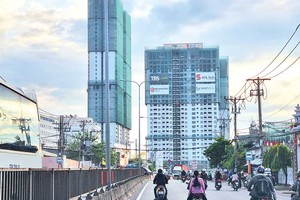 Tuyến đường Quốc lộ 1K, đoạn qua TP. Dĩ An (Bình Dương) “gồng gánh” hàng chục dự án bất động sản. 