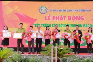 Đại diện C.P. Việt Nam (thứ 2 từ phải sang) nhận bằng khen từ UBND tỉnh Đồng Nai.