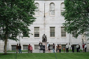 Khuôn viên Đại học Harvard ở Cambridge, bang Massachusetts ngày 24/5/2025. Ảnh: THX/TTXVN