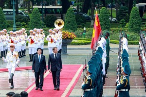 Chủ tịch nước Lương Cường chủ trì lễ đón Tổng thống Cộng hòa Pháp Emmanuel Macron. Ảnh: Đức Thanh