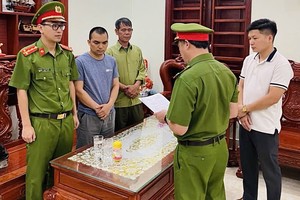 Cơ quan Cảnh sát điều tra Công an tỉnh Quảng Bình tống đạt quyết định khởi tố, lệnh bắt tạm giam đối với Lê Thế Hải (áo phong xanh cổ tròn) – Giám đốc Công ty TNHH cung ứng nhân lực Win Group.