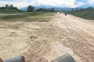 Công trường đường vành đai phía Bắc tỉnh Quảng Nam đoạn qua xã Điện Tiến (thị xã Điện Bàn) sau hơn 8 tháng thi công (ảnh chụp chiều 30/5/2025). Ảnh: Hà Minh