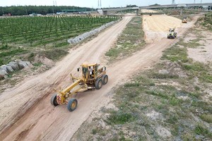 Thi công tuyến cao tốc Biên Hòa - Vũng Tàu. Ảnh: Lê Toàn
