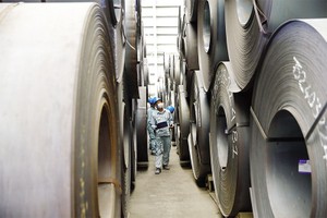 Những thay đổi mang tính chiến lược, đột phá của Bộ Chính trị về kinh tế tư nhân đang thúc giục khu vực này bắt tay thực hiện ấp ủ, mong muốn cống hiến. Trong ảnh: Hoạt động sản xuất công nghiệp tại Tập đoàn Hòa Phát. Ảnh: Đức Thanh 