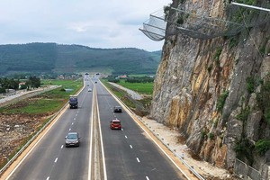 Tuyến cao tốc Bắc - Nam phía Đông được đề xuất mở rộng từ quy mô 4 làn xe hạn chế lên quy mô 6 làn xe. Trong ảnh: Đoạn Mai Sơn - Quốc lộ 45. 