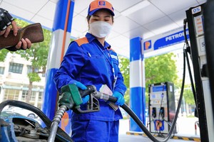 Giá bán lẻ xăng tiếp tục tăng 