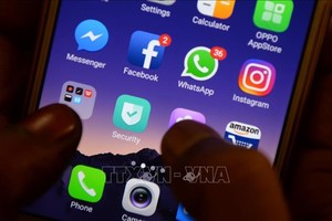 Biểu tượng Facebook, Instagram, Whatsapp trên một màn hình điện thoại. Ảnh minh họa: AFP/TTXVN