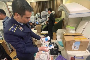 Lực lượng chức năng kiểm tra một cơ sở kinh doanh trong lĩnh vực y tế 