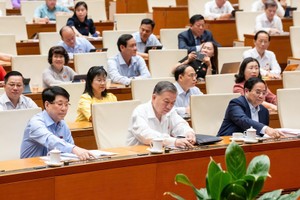 100% các vị đại biểu có mặt bấm nút tán thành.